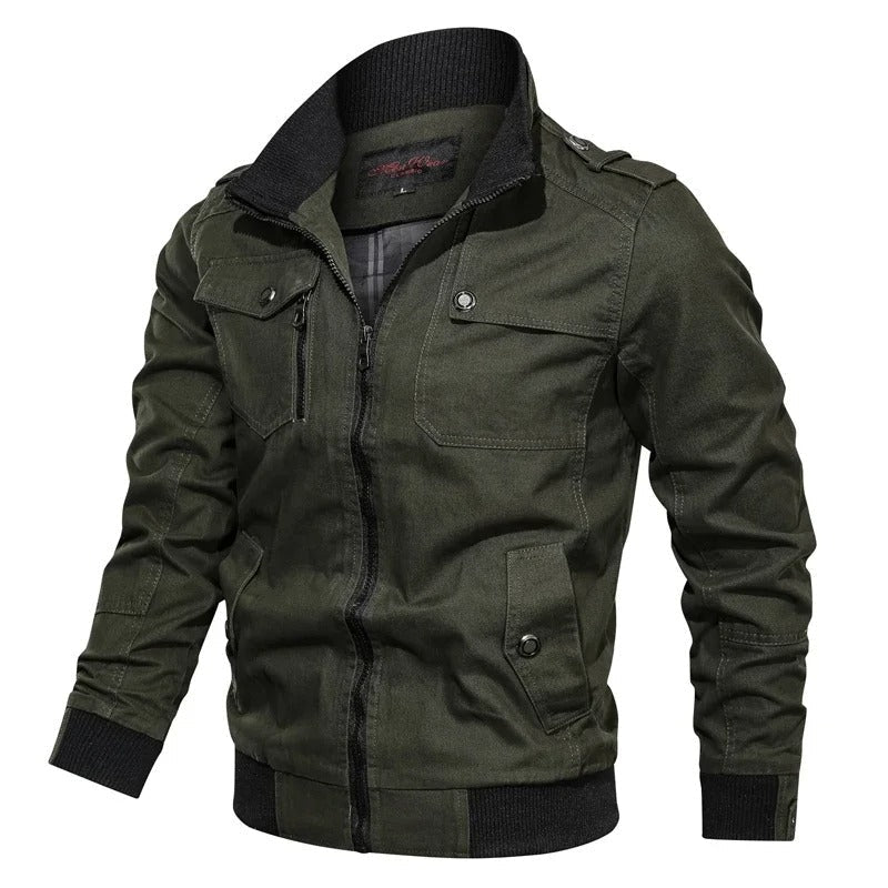 Dunkelgrüne Herren-Übergangsjacke im Military-Stil mit Stehkragen, Reißverschluss und praktischen Brusttaschen.