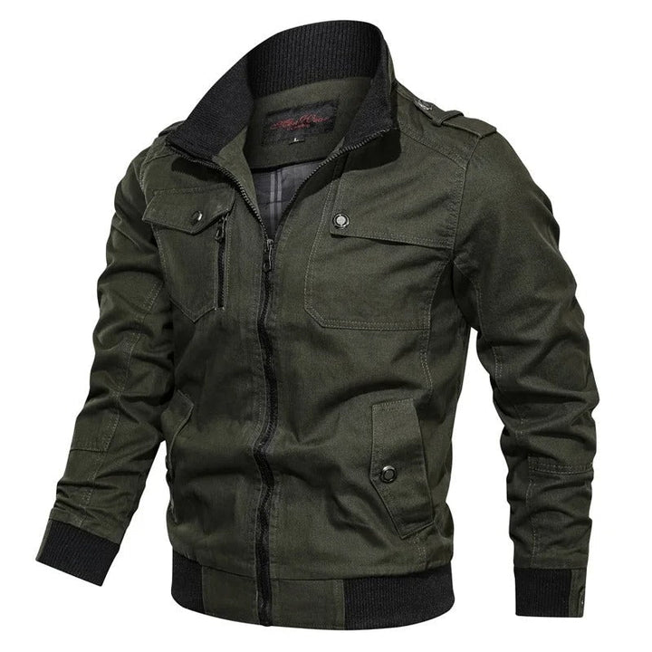 Dunkelgrüne Herren-Übergangsjacke im Military-Stil mit Stehkragen, Reißverschluss und praktischen Brusttaschen.