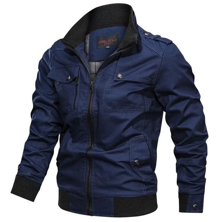 Dunkelblaue Herrenjacke im Military-Stil mit Stehkragen, Reißverschluss, Brusttaschen und gerippten Bündchen in Schwarz.
