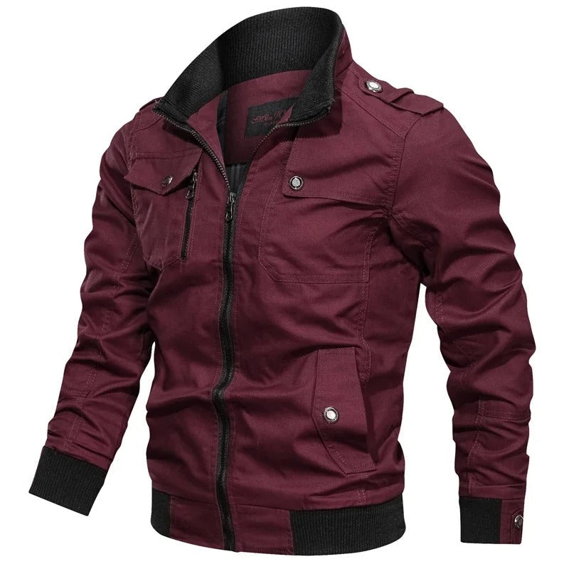 Bordeauxrote Herren-Military-Jacke mit Stehkragen, Reißverschluss, Brusttaschen und gerippten Bündchen.