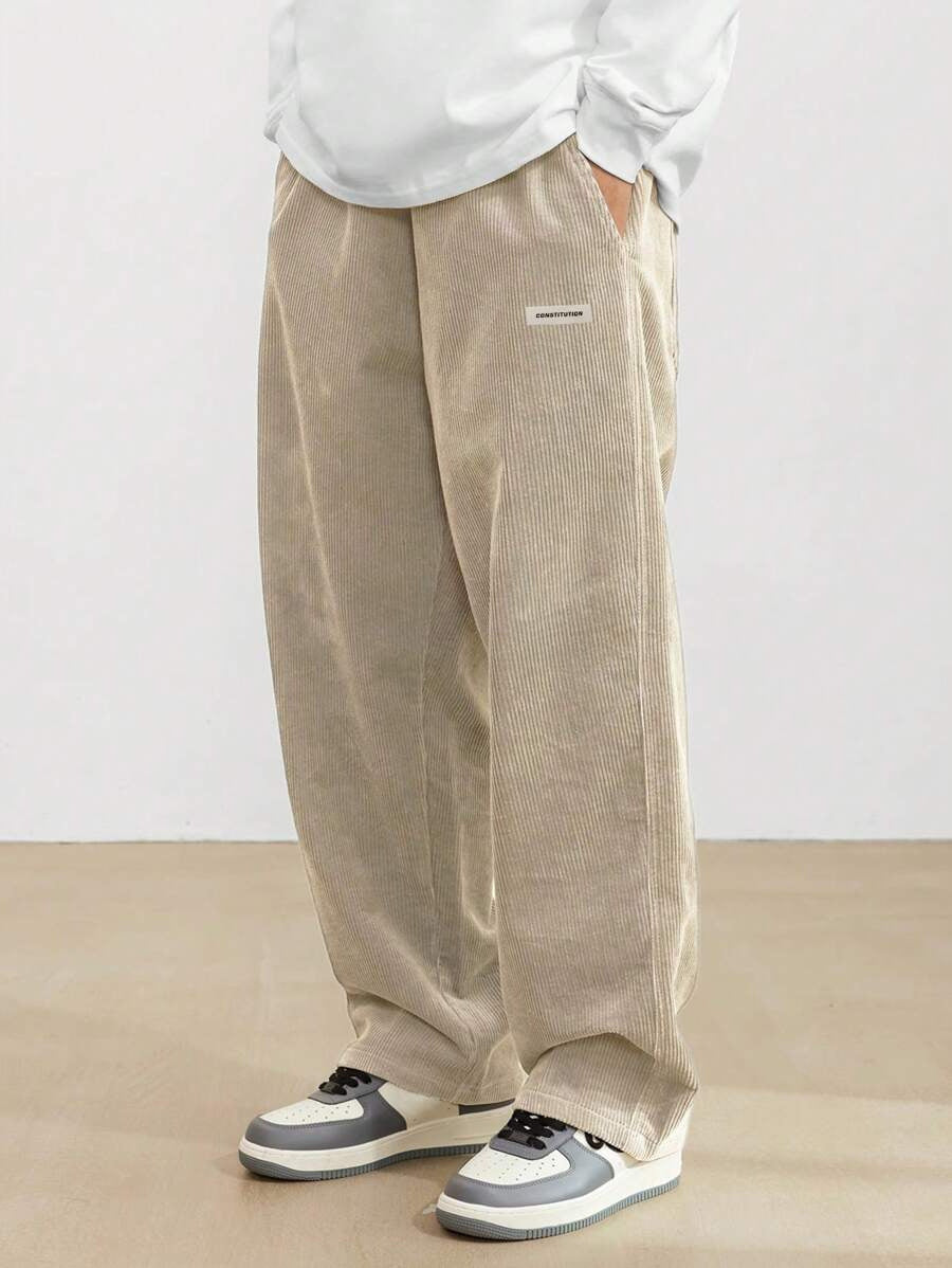 Beige Herren-Cordhose im weiten Schnitt mit elastischem Bund und praktischen Seitentaschen für einen lässigen Look.