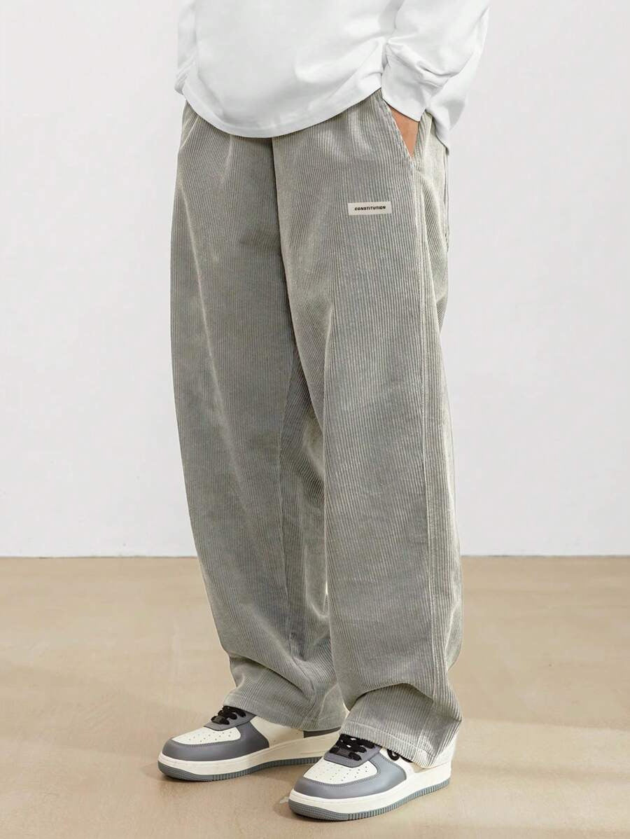 Graue Herren-Cordhose im weiten Schnitt mit elastischem Bund und praktischen Seitentaschen für einen lässigen Look.