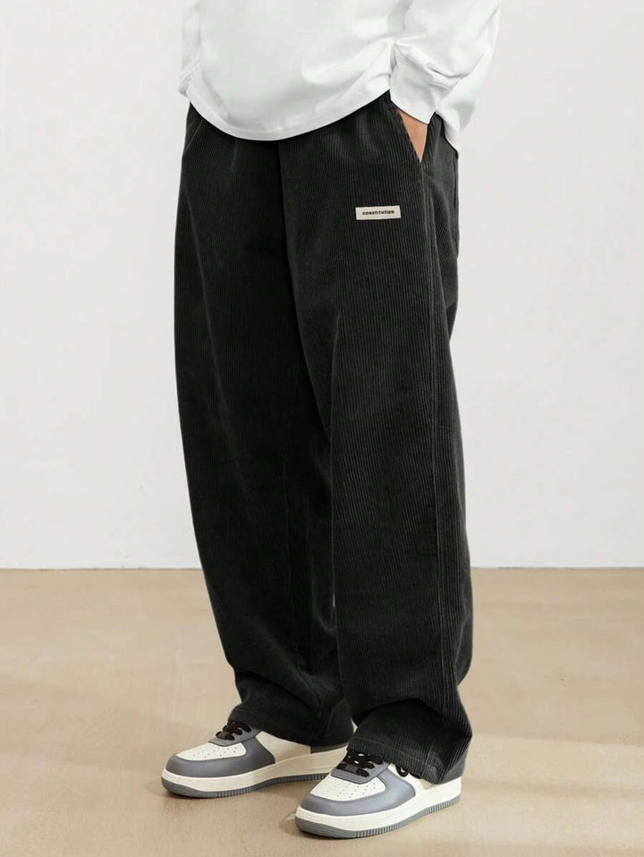 Schwarze Herren-Cordhose im weiten Schnitt mit elastischem Bund und praktischen Seitentaschen für einen lässigen Look.