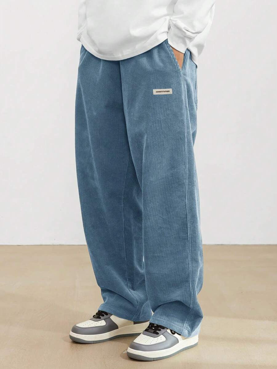 Blaue Herren-Cordhose mit weitem Schnitt, elastischem Bund und praktischen Seitentaschen für einen lässigen Look.