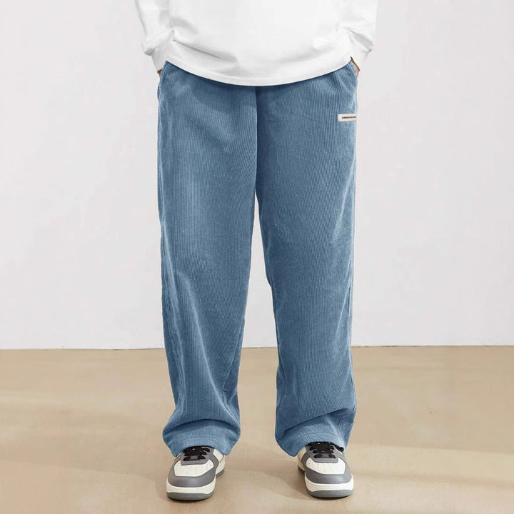 Blaue Herren-Cordhose im weiten Schnitt mit elastischem Bund und weicher Textur für einen lässigen Look.