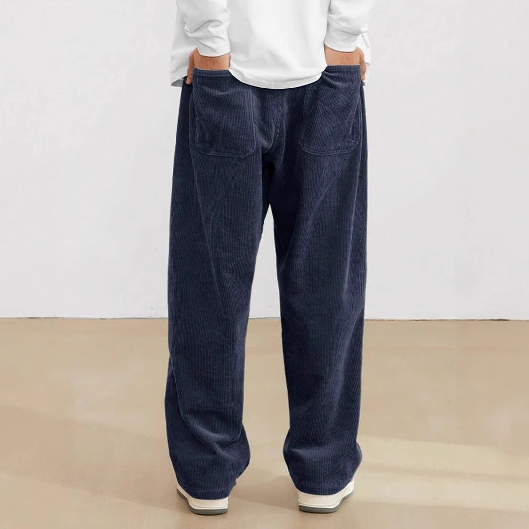 Dunkelblaue Herren-Cordhose im weiten Schnitt mit elastischem Bund und praktischen Gesäßtaschen für lässigen Komfort.