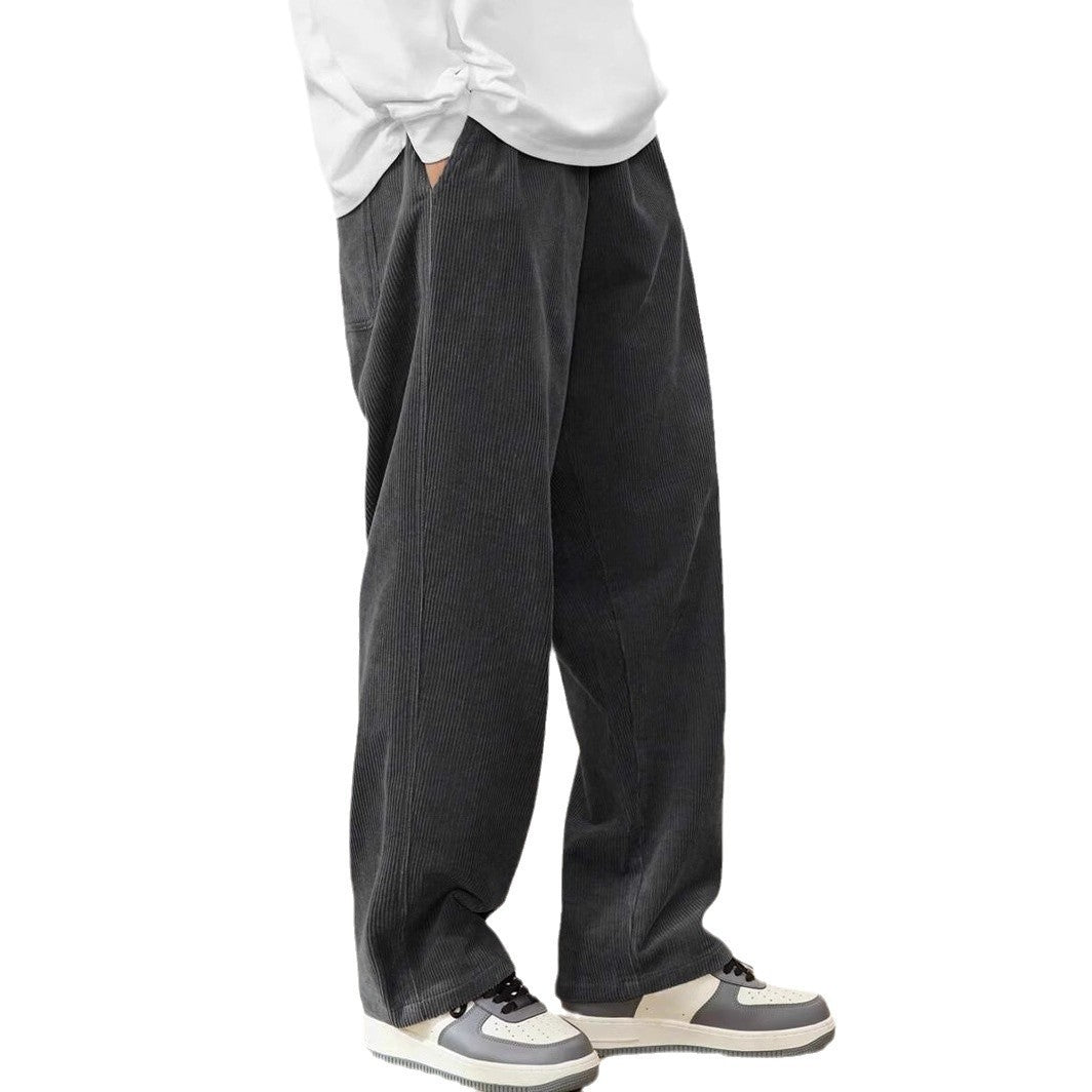 Dunkelgraue Herren-Cordhose im weiten Schnitt mit elastischem Bund und praktischen Seitentaschen für lässigen Komfort.