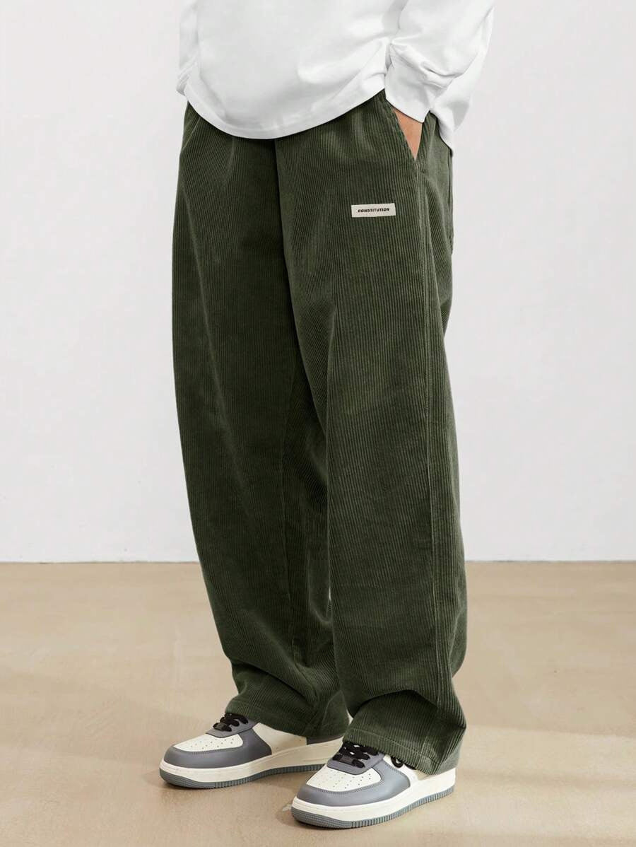 Dunkelgrüne Herren-Cordhose im weiten Schnitt mit elastischem Bund und praktischen Seitentaschen für einen lässigen Look.