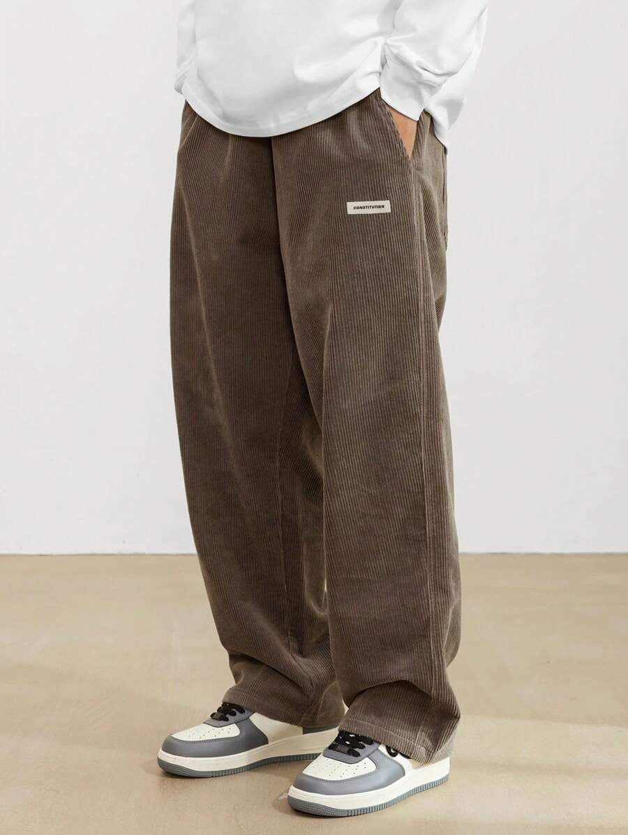 Braune Herren-Cordhose im weiten Schnitt mit elastischem Bund und praktischen Seitentaschen für einen lässigen Look.