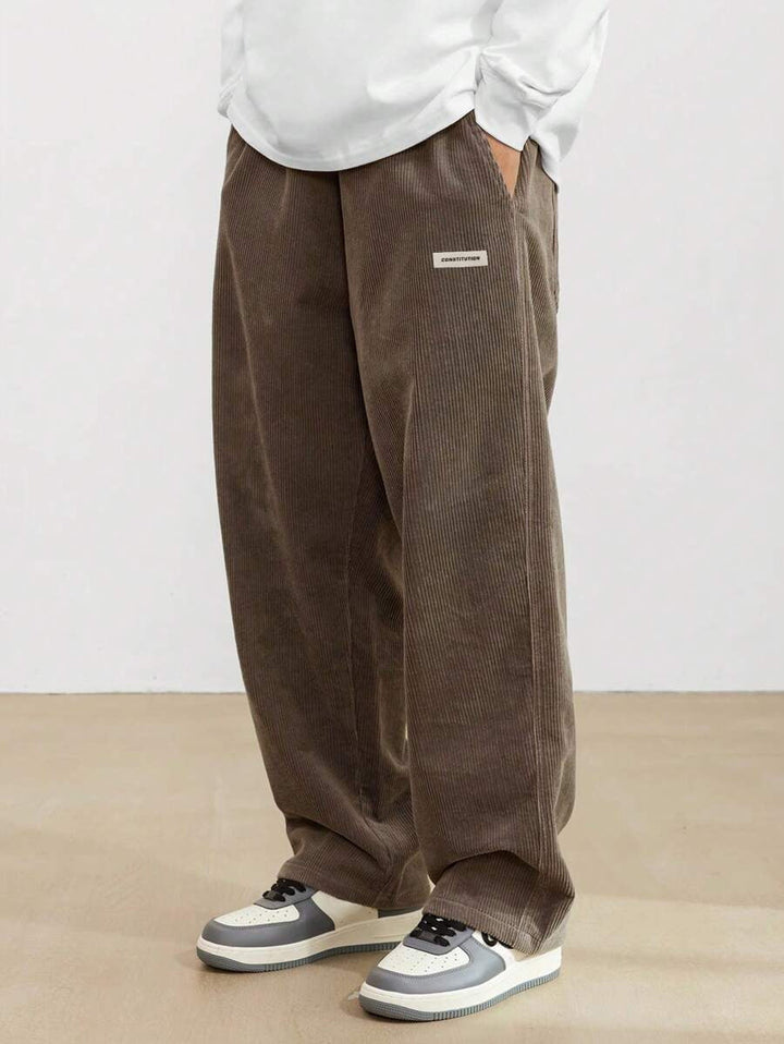 Braune Herren-Cordhose im weiten Schnitt mit elastischem Bund und praktischen Seitentaschen für einen lässigen Look.