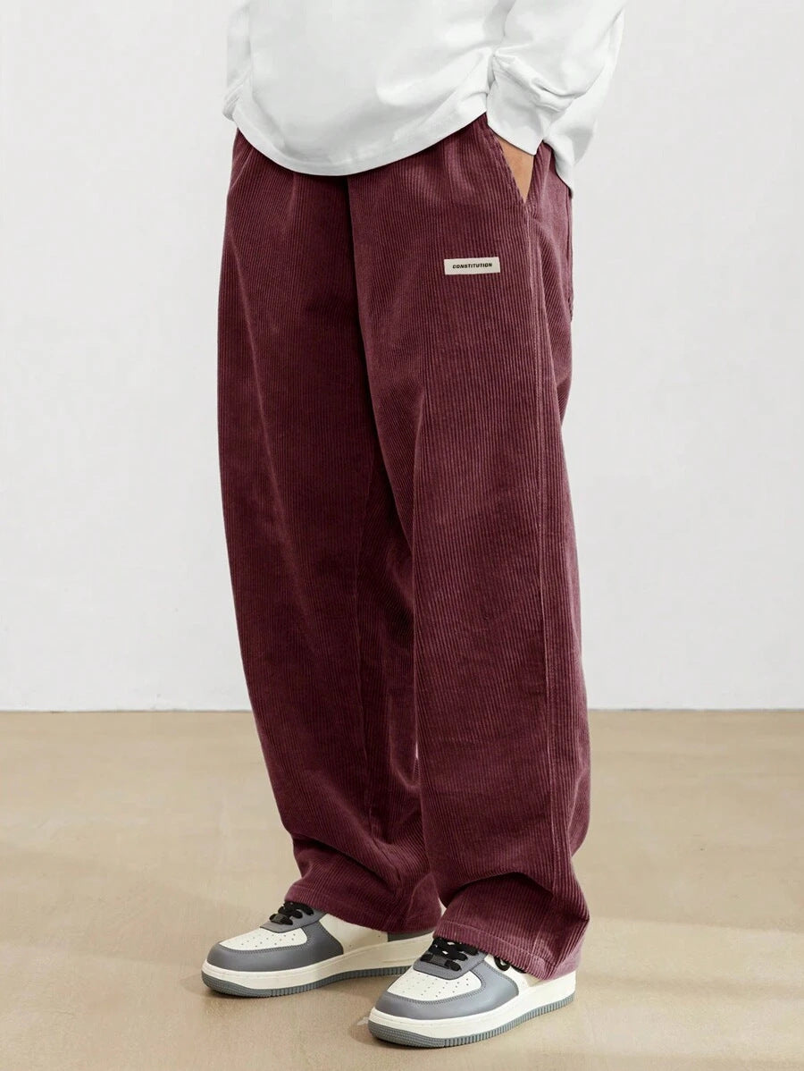 Dunkelrote Herren-Cordhose mit weitem Schnitt, elastischem Bund und praktischen Seitentaschen für einen lässigen Look.