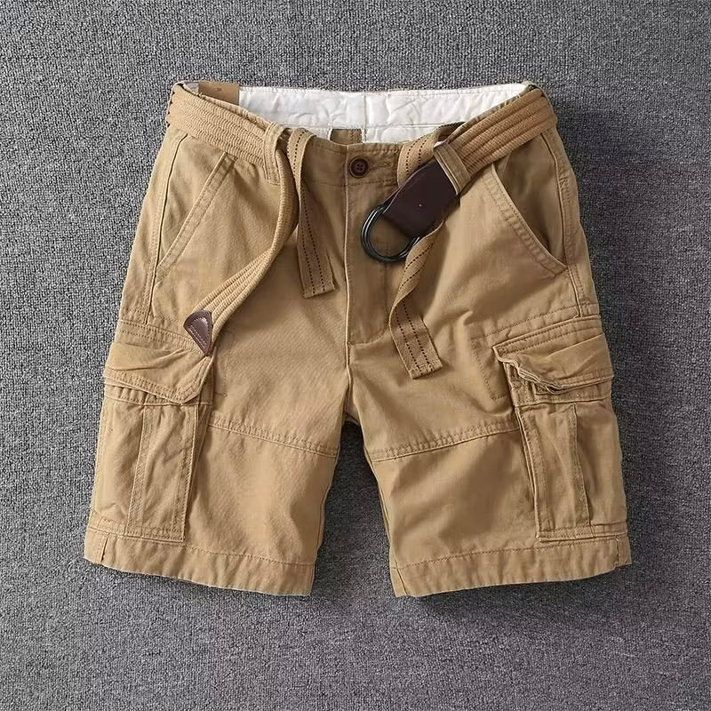 Beige Herren-Cargo-Shorts aus Baumwolle mit seitlichen Taschen, Knopfverschluss und beiliegendem Textilgürtel.