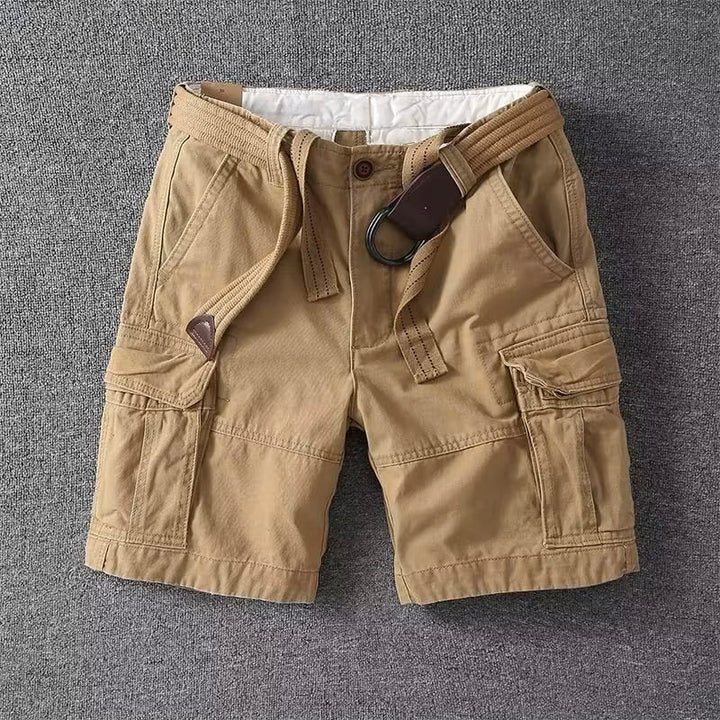 Beige Herren-Cargo-Shorts aus Baumwolle mit seitlichen Taschen, Knopfverschluss und beiliegendem Textilgürtel.