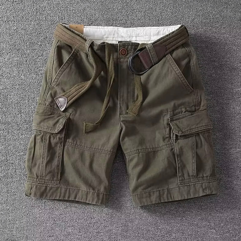 Olivgrüne Herren-Cargoshorts aus robustem Baumwollstoff mit aufgesetzten Seitentaschen, Knopfverschluss und Stoffgürtel.