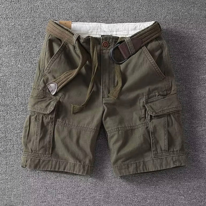 Olivgrüne Herren-Cargoshorts aus robustem Baumwollstoff mit aufgesetzten Seitentaschen, Knopfverschluss und Stoffgürtel.