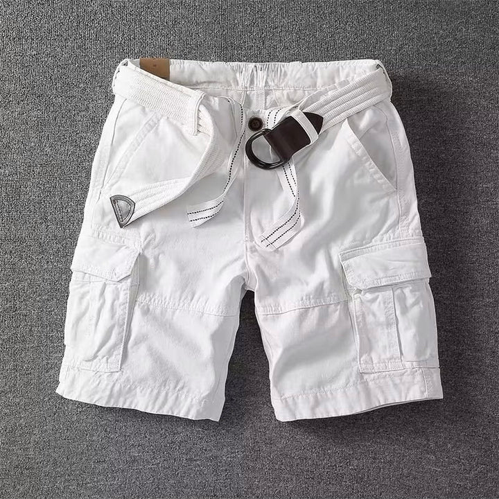 Weiße Herren-Cargo-Shorts mit aufgesetzten Seitentaschen, Knopfverschluss und beiliegendem Stoffgürtel mit D-Ring-Schnalle.