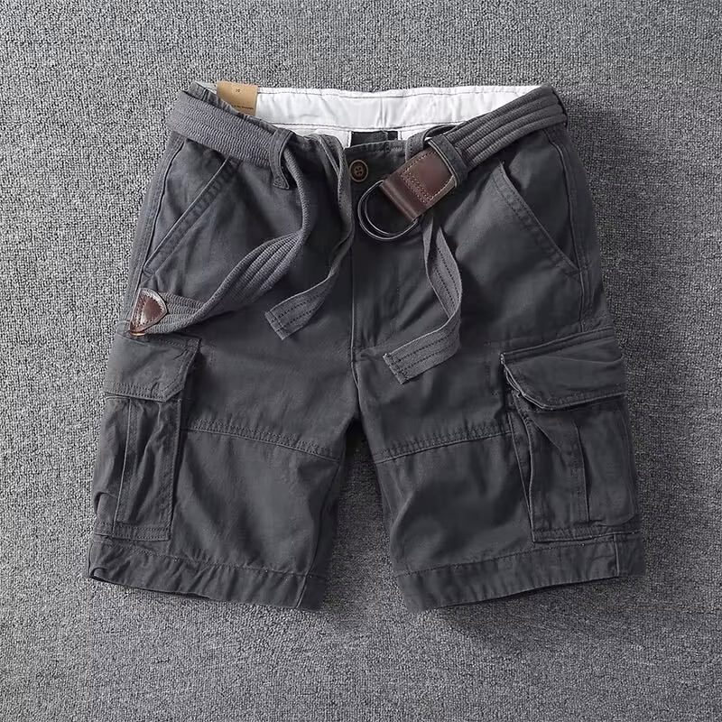 Dunkelgraue Herren-Cargoshorts mit seitlichen Taschen, Knopfverschluss und passendem Stoffgürtel im Utility-Stil.