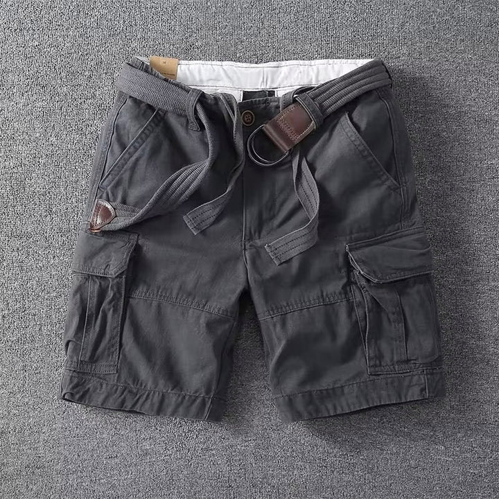 Dunkelgraue Herren-Cargoshorts mit seitlichen Taschen, Knopfverschluss und passendem Stoffgürtel im Utility-Stil.