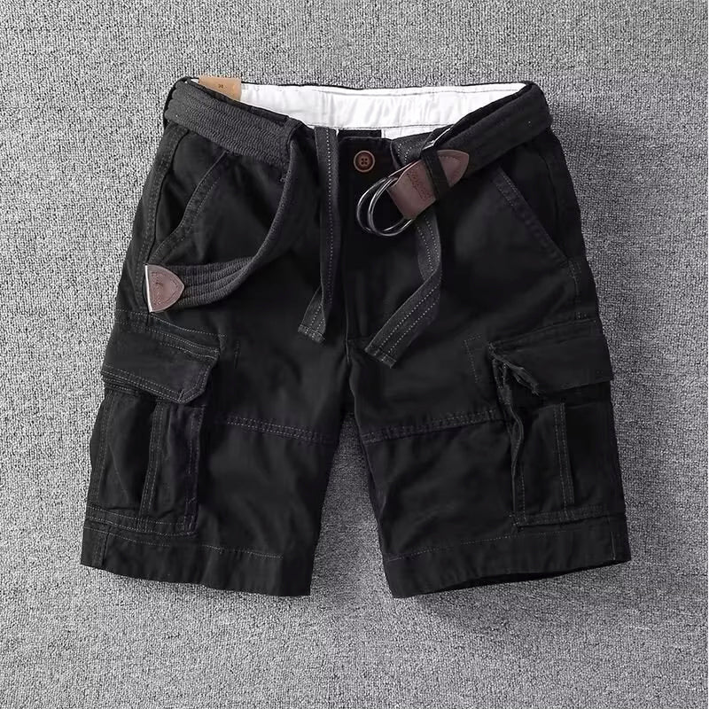 Schwarze Herren-Cargoshorts mit aufgesetzten Seitentaschen, Knopfverschluss und beiliegendem Stoffgürtel.