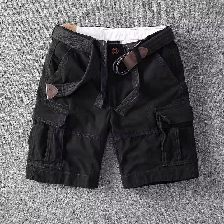 Schwarze Herren-Cargoshorts mit aufgesetzten Seitentaschen, Knopfverschluss und beiliegendem Stoffgürtel.