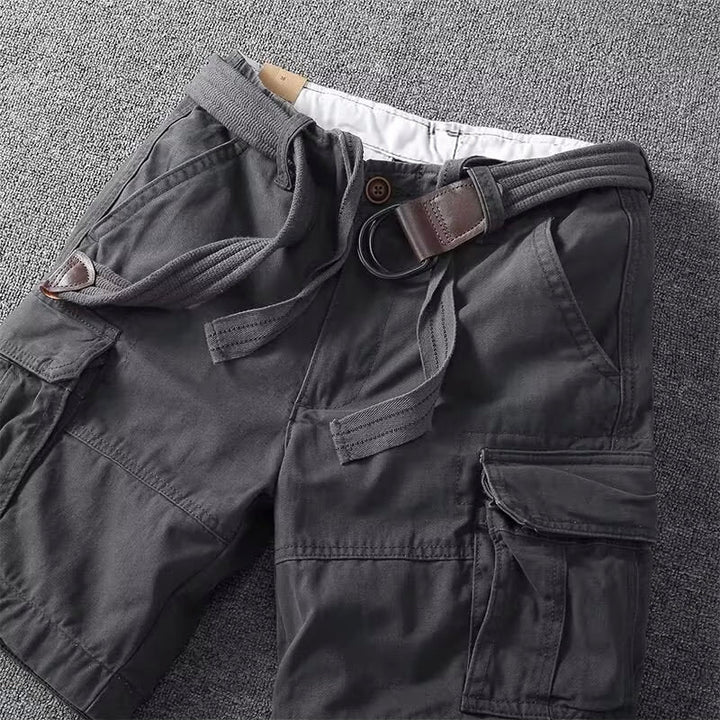 Dunkelgraue Herren-Cargoshorts mit aufgesetzten Taschen, Knopfverschluss und passendem Stoffgürtel mit D-Ring-Schnalle.