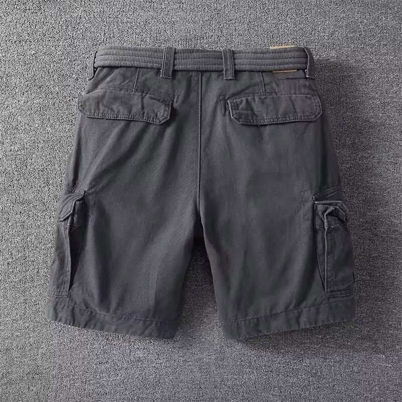 Dunkelgraue Herren-Cargoshorts mit praktischen Seitentaschen, Gesäßtaschen und inklusivem Stoffgürtel.