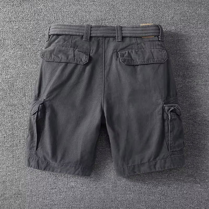 Dunkelgraue Herren-Cargoshorts mit praktischen Seitentaschen, Gesäßtaschen und inklusivem Stoffgürtel.