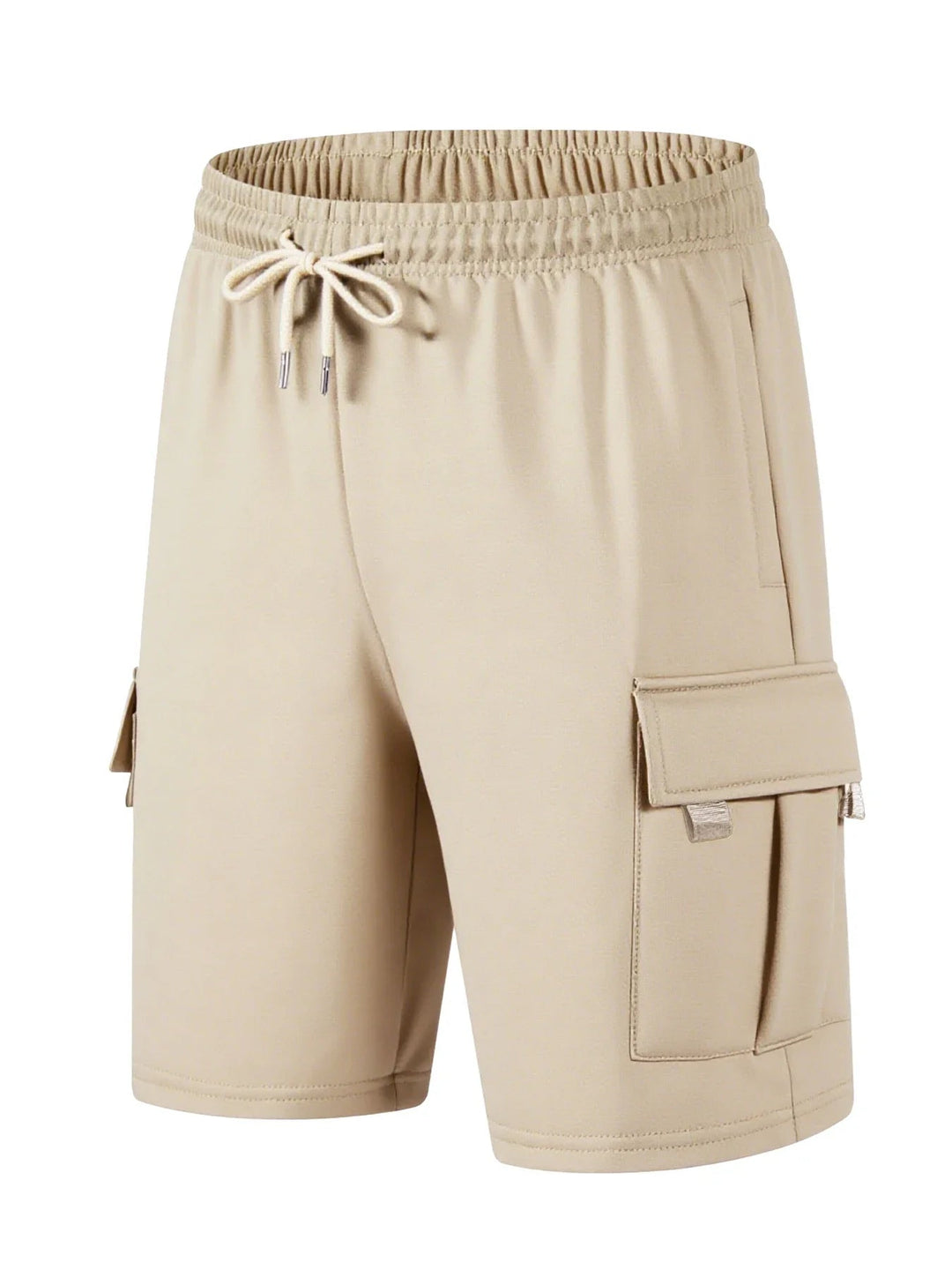 Beigefarbene Herren-Cargoshorts mit elastischem Bund, Kordelzug und aufgesetzten Seitentaschen mit Klappen.