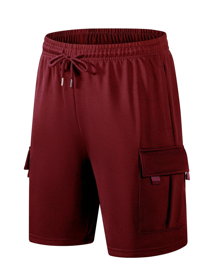 Dunkelrote Herren-Cargoshorts mit elastischem Bund, Kordelzug und praktischen Seitentaschen mit Klappen.