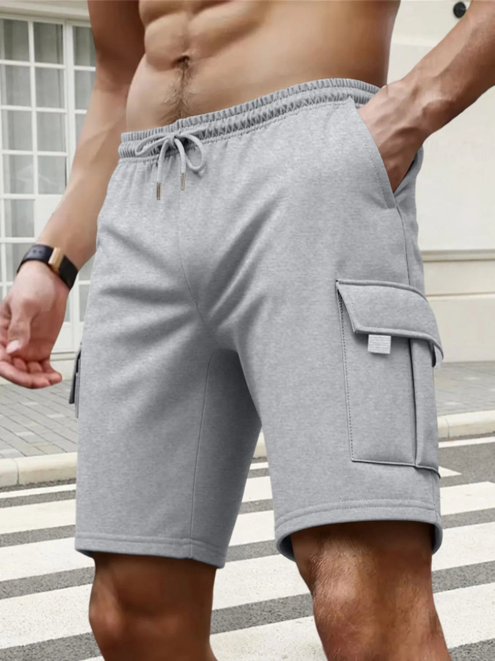 Graue Herren-Cargoshorts aus weichem Stoff mit elastischem Kordelzugbund und seitlichen Klappentaschen.