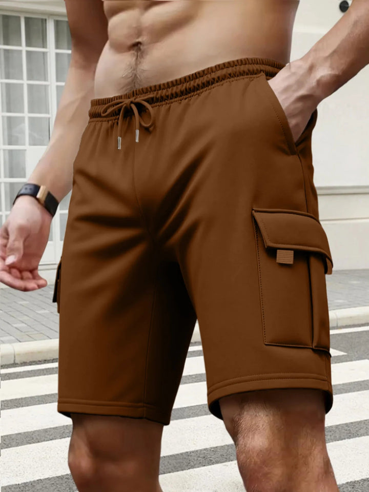 Braune Herren-Cargoshorts mit elastischem Kordelzugbund und aufgesetzten Seitentaschen für einen sportlichen Look.