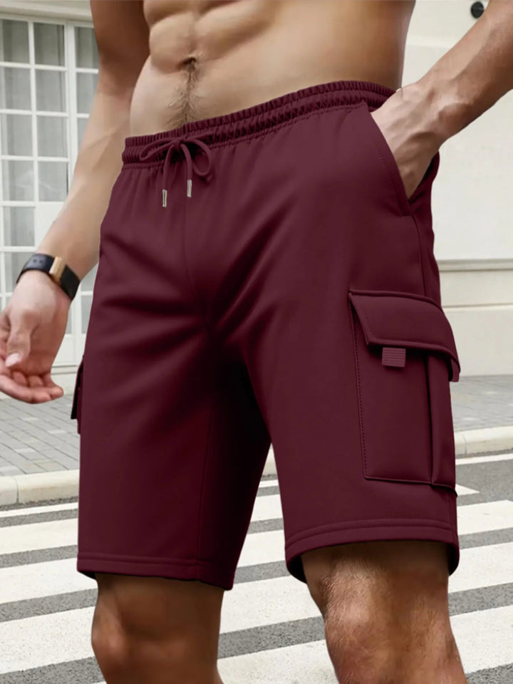 Dunkelrote Herren-Cargoshorts mit elastischem Bund, Kordelzug und praktischen Seitentaschen mit Klappenverschluss.