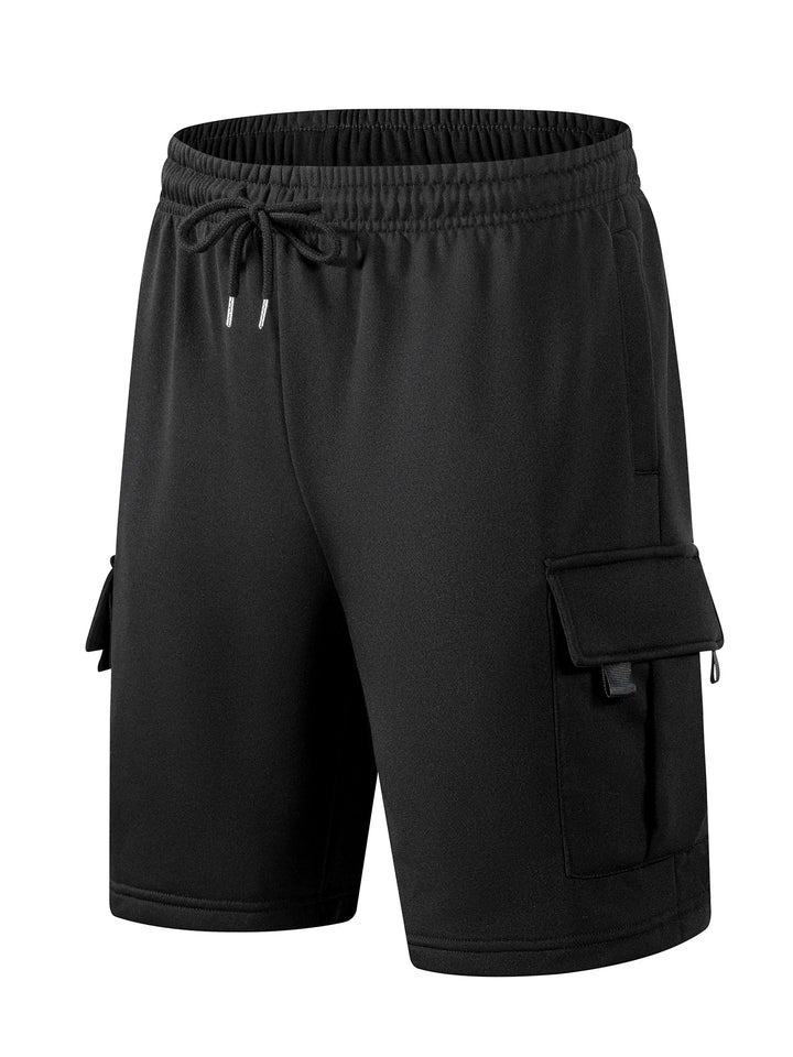Schwarze Tobias Herren-Cargoshorts mit elastischem Kordelzugbund und seitlichen Cargotaschen mit Klappen.