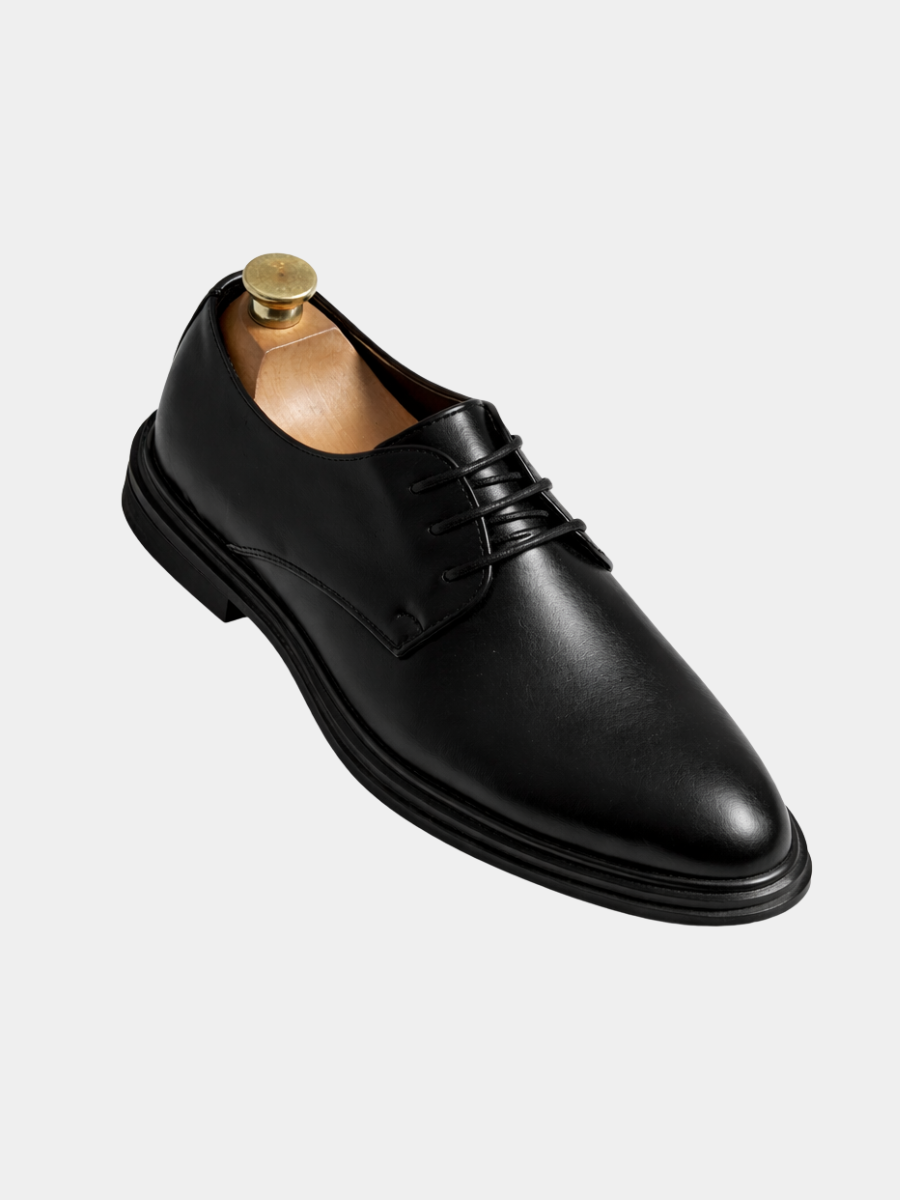 Schwarzer Herren-Derby-Schuh aus glänzendem Material mit klassischer Schnürung und schlanker, eleganter Silhouette.