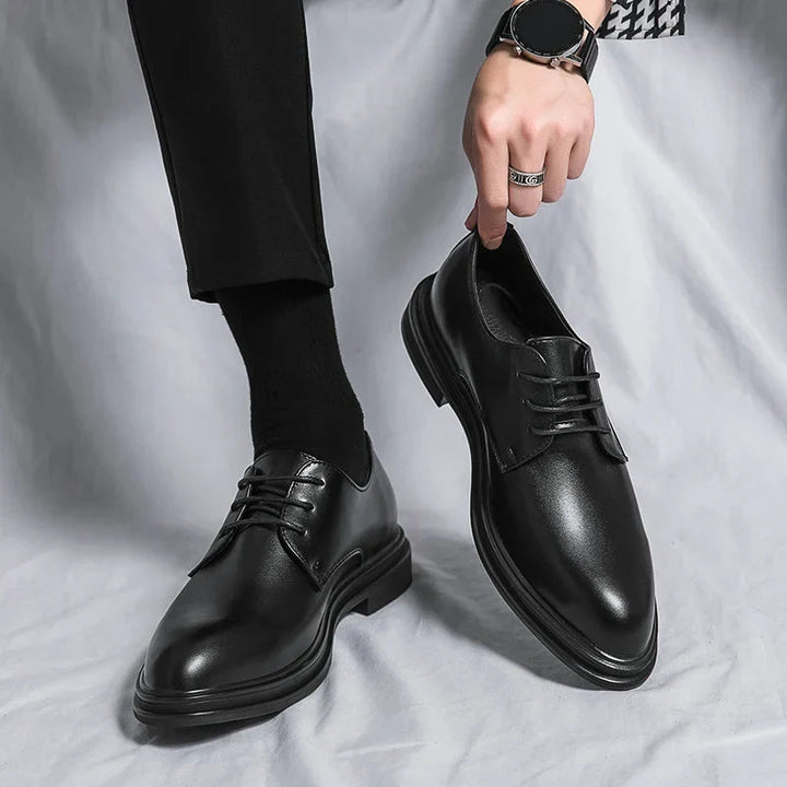 Schwarze Tobias Derby-Herrenschuhe aus glattem Leder mit klassischer Schnürung und robuster Sohle für formelle Anlässe.