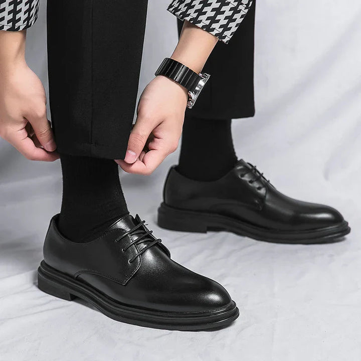 Schwarze Tobias Derby-Herrenschuhe aus glänzendem Leder mit klassischer Schnürung und robuster Sohle.