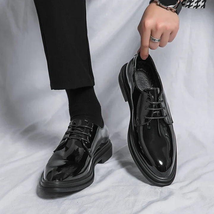 Schwarze Tobias Derby-Herrenschuhe aus glänzendem Material mit klassischer Schnürung und robuster Sohle für formelle Anlässe.