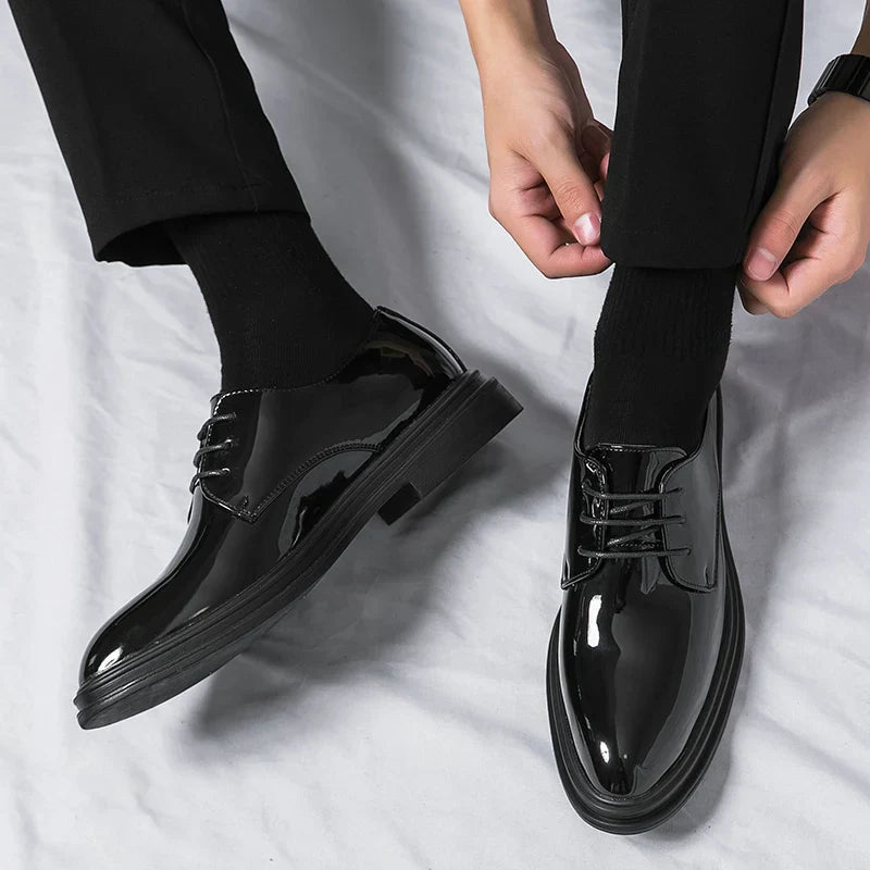 Schwarze Tobias Derby-Herrenschuhe aus glänzendem Material mit klassischer Schnürung und schlanker Silhouette.