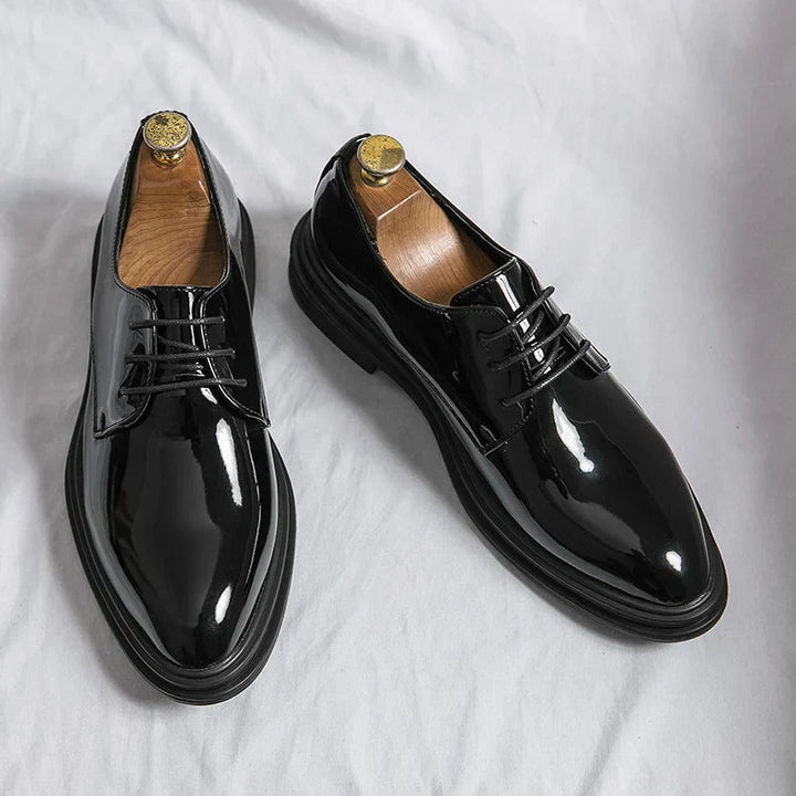 Schwarze Tobias Derby-Herrenschuhe aus glänzendem Material mit klassischer Schnürung und robuster Sohle.