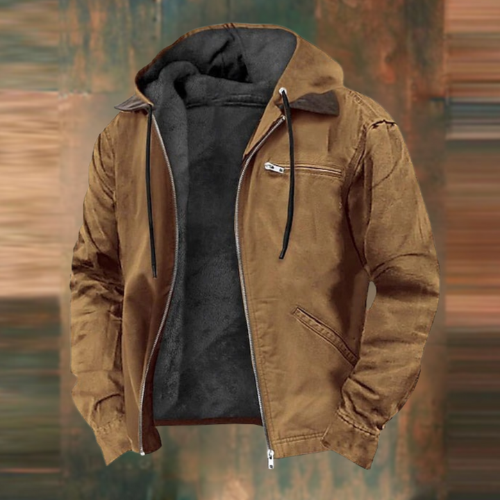 Braune Herren-Winterjacke mit Kapuze, Reißverschluss und weichem, schwarzem Innenfutter sowie praktischen Taschen.