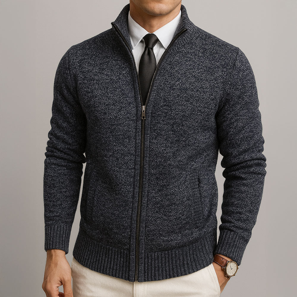 Dunkelblaue Herren-Strickjacke mit Reißverschluss, Stehkragen und gerippten Bündchen für einen eleganten Business-Look.