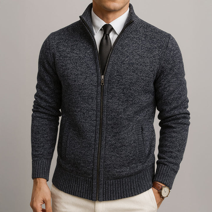 Dunkelblaue Herren-Strickjacke mit Reißverschluss, Stehkragen und gerippten Bündchen für einen eleganten Business-Look.