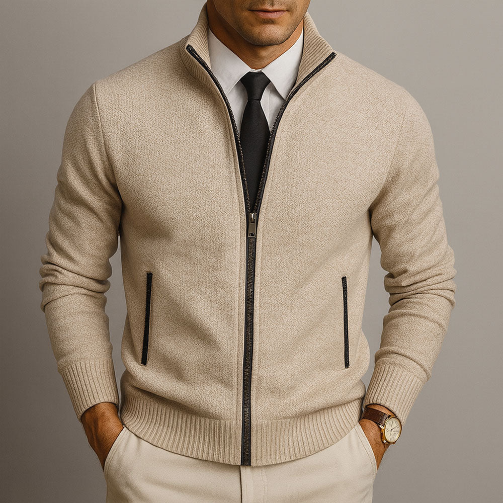 Beigefarbene Herren-Strickjacke mit Stehkragen, durchgehendem Reißverschluss und gerippten Bündchen für einen eleganten Look.