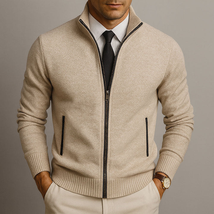 Beigefarbene Herren-Strickjacke mit Stehkragen, durchgehendem Reißverschluss und gerippten Bündchen für einen eleganten Look.