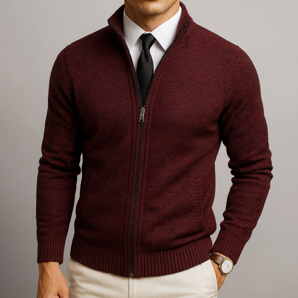 Dunkelrote Herren-Strickjacke mit Stehkragen, Reißverschluss und gerippten Bündchen für einen eleganten Business-Look.