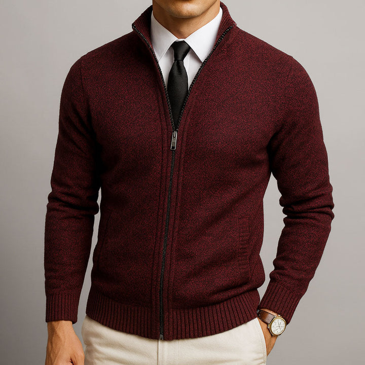 Dunkelrote Herren-Strickjacke mit Stehkragen, Reißverschluss und gerippten Bündchen für einen eleganten Business-Look.