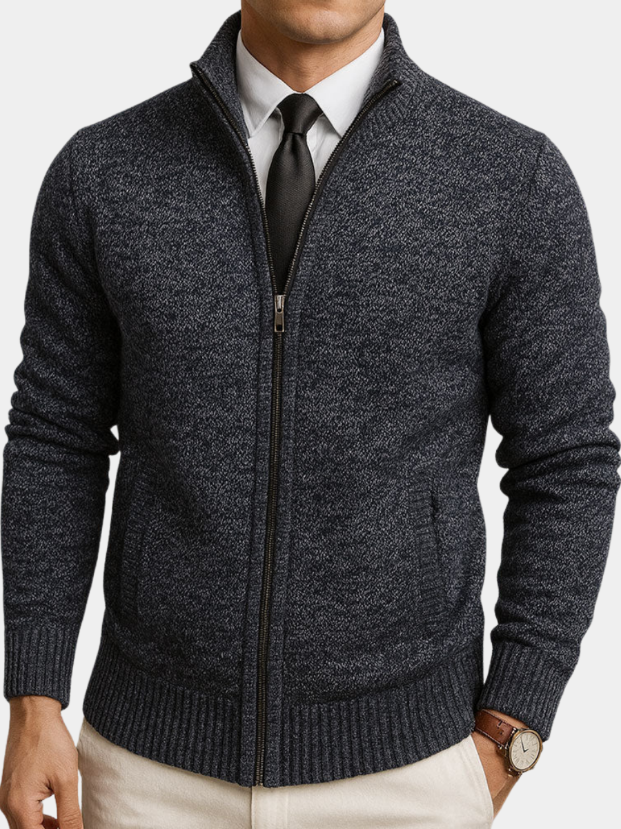 Dunkelblaue Herren-Strickjacke mit Stehkragen, Reißverschluss und gerippten Bündchen für einen eleganten Business-Look.