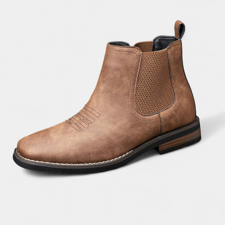 Braune Herren-Chelsea-Boots aus Kunstleder im Western-Look mit elastischen Einsätzen, Ziernähten und Blockabsatz.