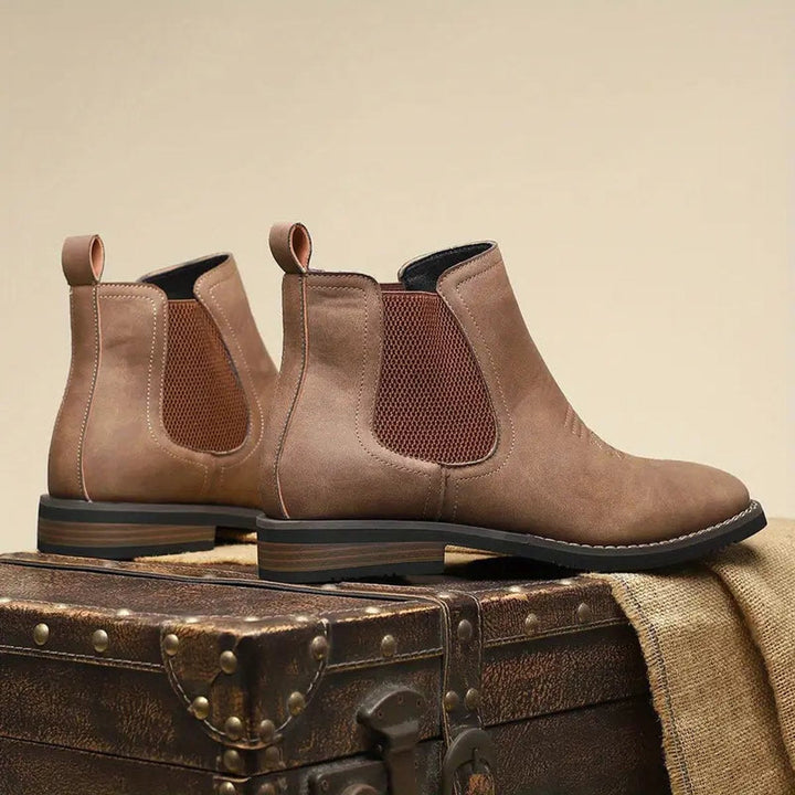 Braune Herren Chelsea Boots in Used-Optik mit elastischen Seiteneinsätzen, Zuglasche und markantem Blockabsatz.