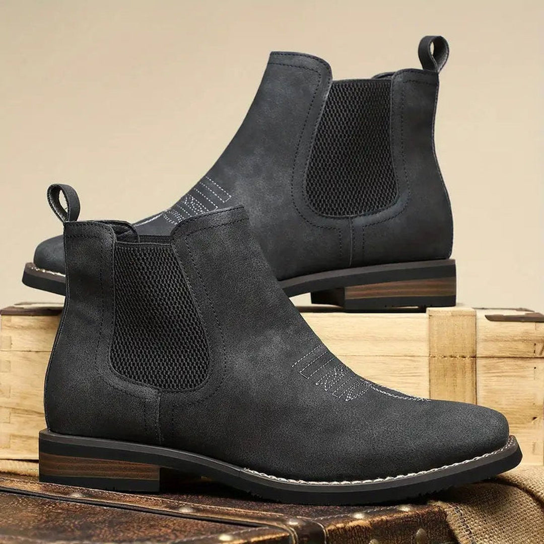 Dunkelgraue Herren Chelsea Boots im Western-Stil aus Kunstleder mit elastischen Einsätzen und Blockabsatz.